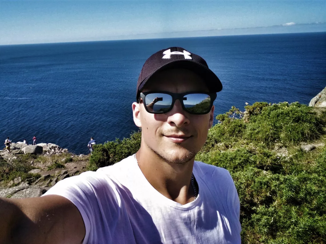 Jakub Walczak. Selfie na przylądku Fisterra w Hiszpani.