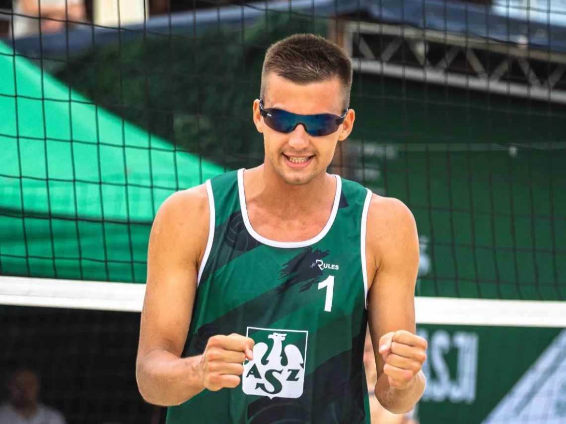 Sportowiec w podkoszulce i ciemnych okularach