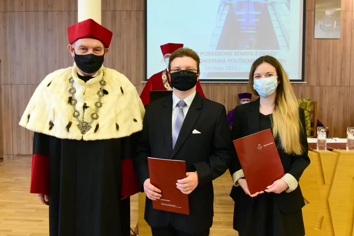 Laureaci Nagrody Stowarzyszenia Wychowanków PŁ dla najlepszego absolwenta mgr inż. Piotr Łuczak i mgr inż. Karolina Beton z rektorem prof. Krzysztofem Jóźwikiem