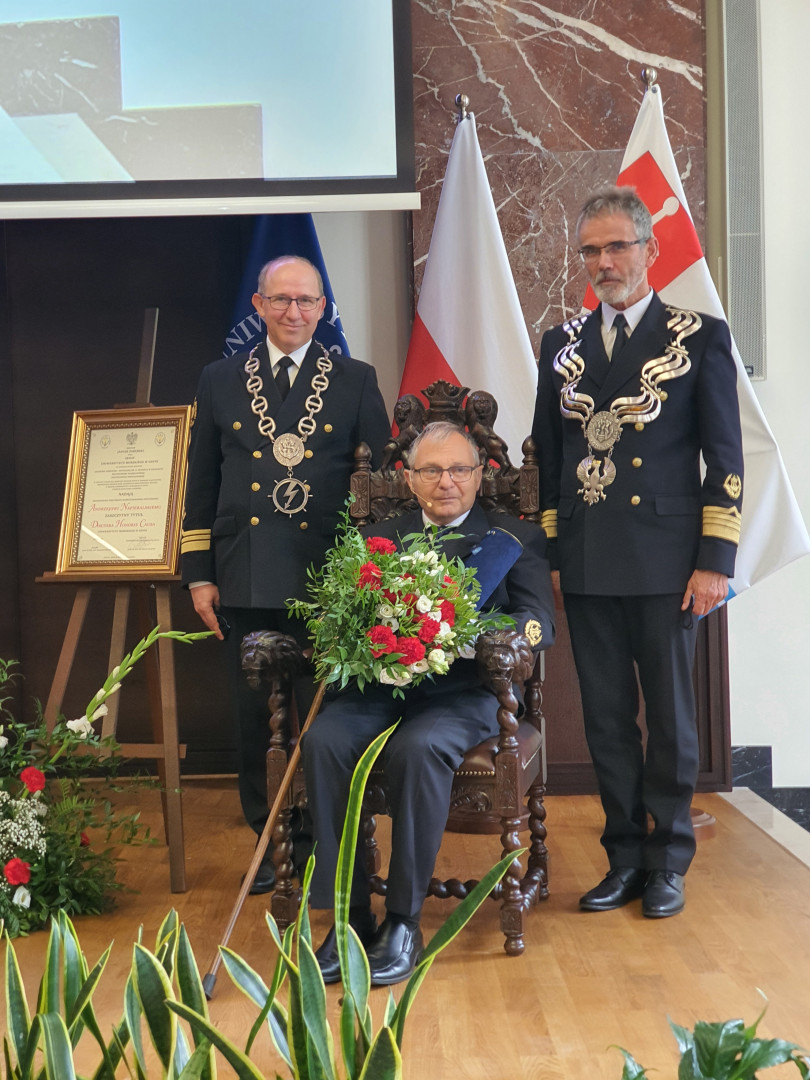 Doktor honoris causa Uniwersytetu Morskiego w Gdyni prof. Andrzej Napieralski oraz rektor uczelni prof. Janusz Zarębski (z prawej) i promotor prof. Krzysztof Górecki