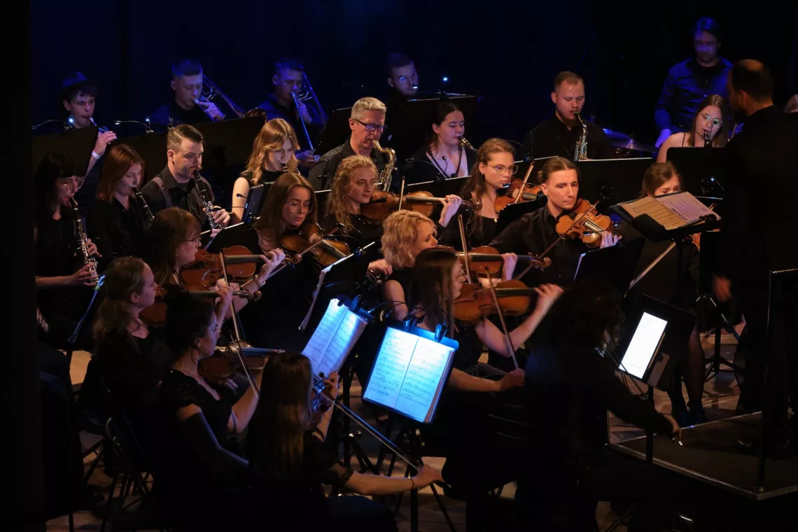 Występ orkiestry na scenie