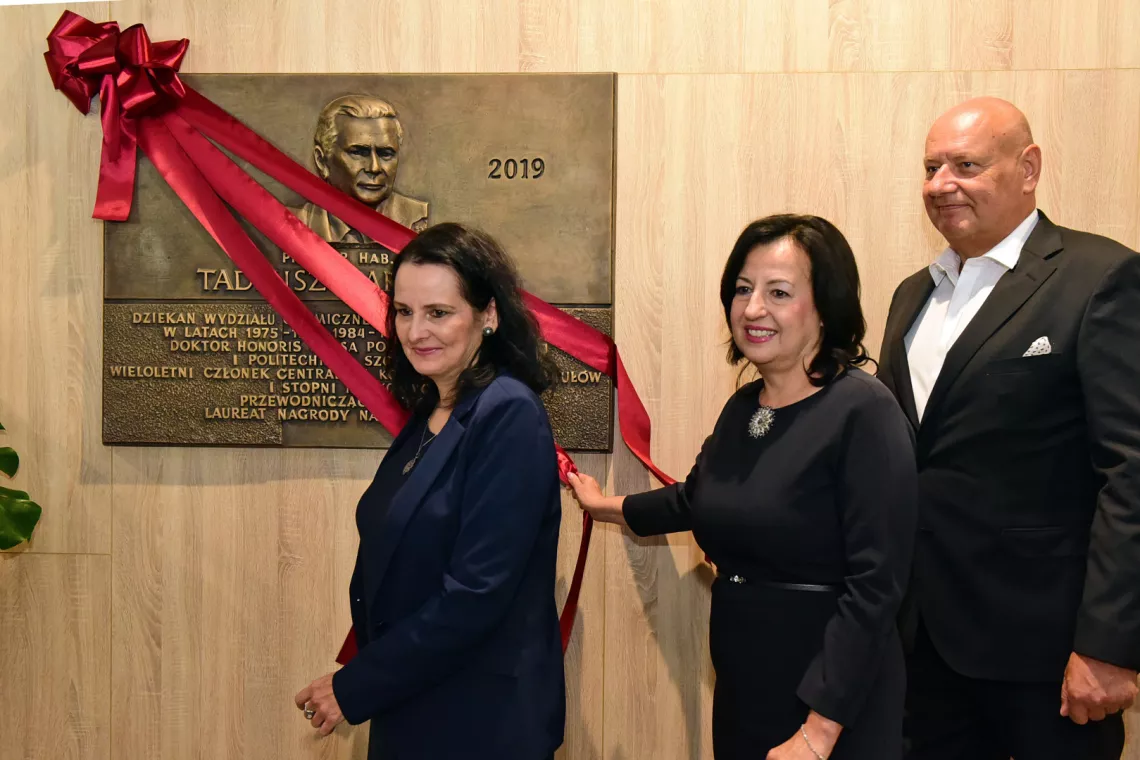 Tablicę odsłoniły dzieci porf. Tadeusza Paryjczaka: dzieci Profesora: prof. Małgorzata Iwona Szynkowska-Jóźwik, Ewa Paryjczak-Kirchof oraz Krzysztof Paryjczak.