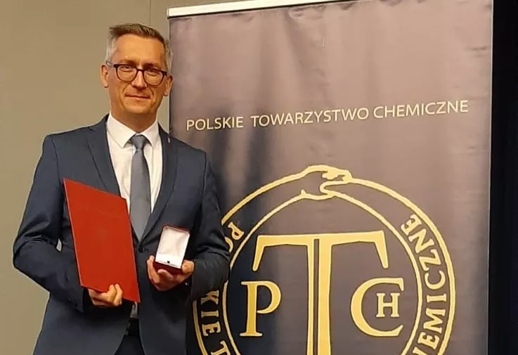 Prof. Łukasz Albrecht z Medalem im. Stanisława Kostaneckiego, którym został wyróżniony w 2022 roku