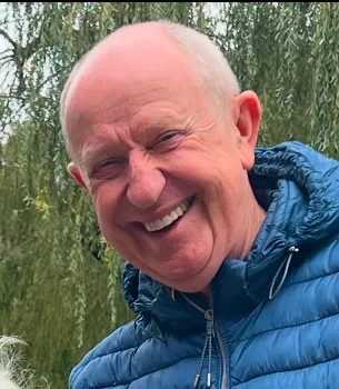 Twarz uśmiechniętego mężczyzny