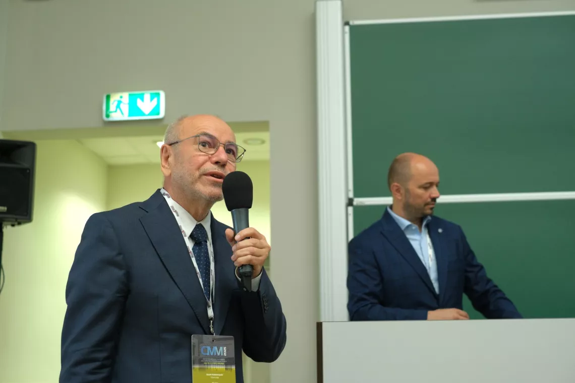 Prof. Jerzy Rojek w czasie wykładu