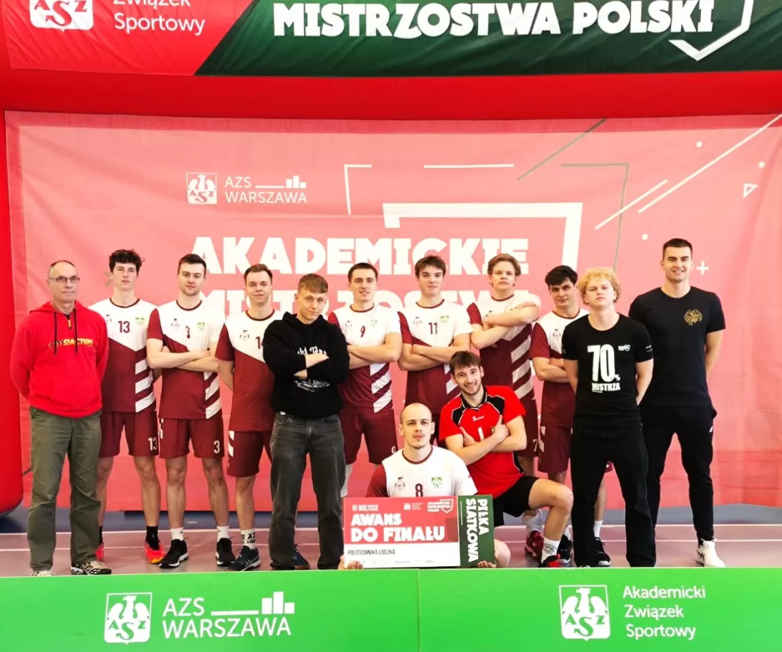 Siatkarze z PŁ z trenerem