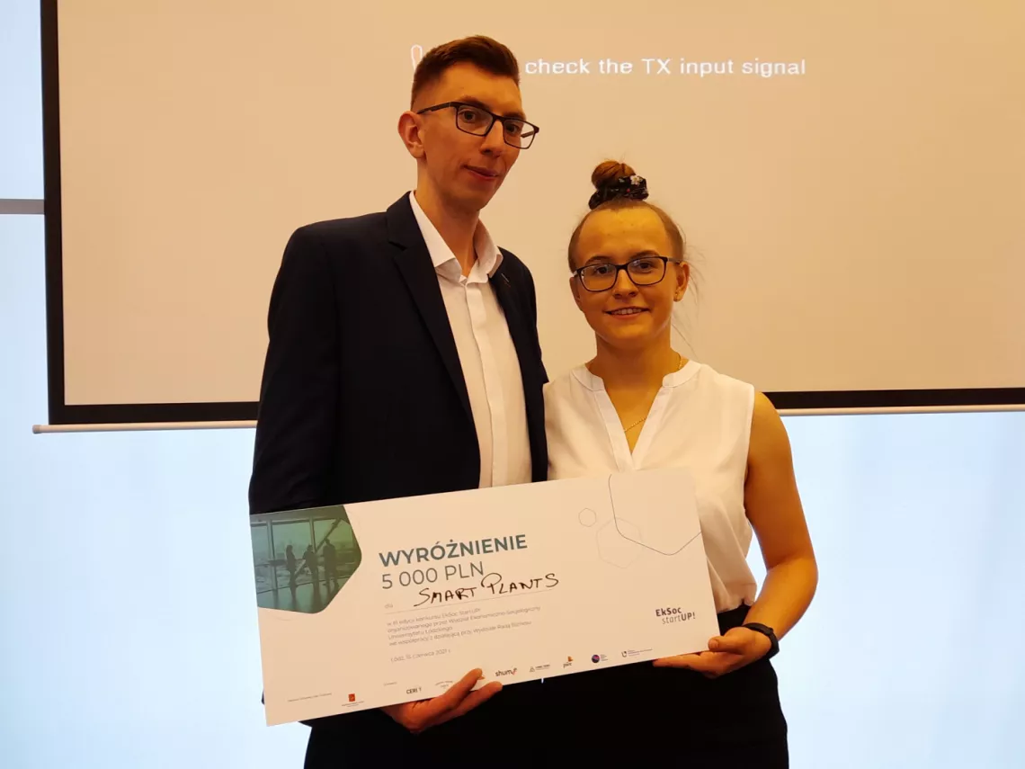 Magdalena Durys (PŁ) i Bartłomiej Waldhauzer (AHE) zostali wyróżnieni za projekt Smart Plants