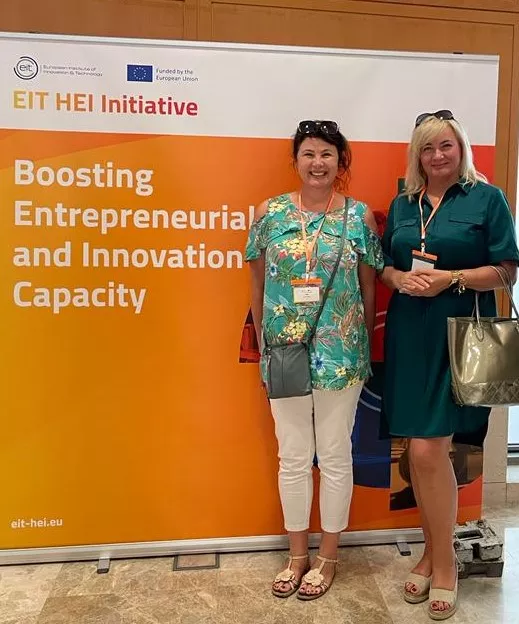 Od lewej: dr inż. Iwona Staniec i prof. Agnieszka Zakrzewska-Bielawska, dziekan wydziału OiZ PŁ, które uczestniczyły w spotkaniu konsorcjum projektu w Barcelonie