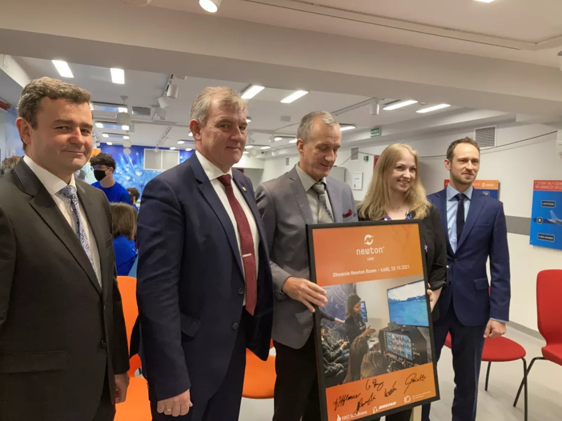 Podpisy na szkle złozyli: (od lewej) prorektor ds ksztalcenia Andrzej Romanowski, rektor Krzysztof Jóźwik, dyrektor Tomasz Kozera, dyrektor Alysia Tofflemire i Grzegorz Stanny - Software Engineering Manager z firmy Boeing