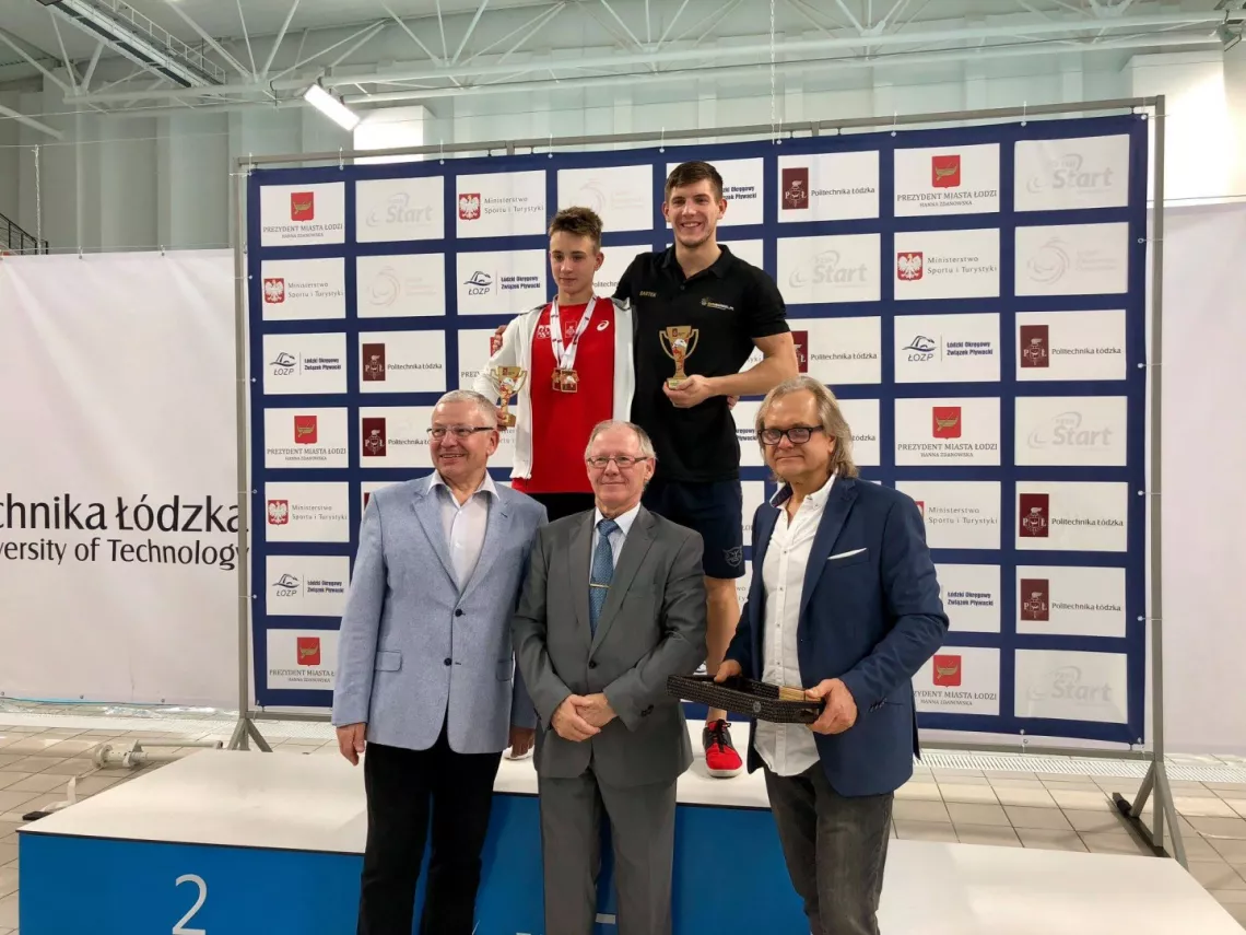 Bartosz Kobus, utalentowany młody pływak i Bartosz Lassek wraz z rektorem prof. Sławomirem Wiakiem, dyrektorem Markiem Kondraciukiem i dyrektorem Włodzimierzem Nykielem