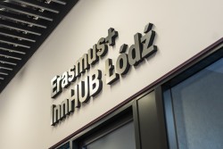 Napis Erasmus+ InnHub Łódź umieszczony nad drzwiami