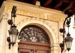 Napis Plitechnika Łódzka nad wejściem do rektoratu