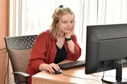 Młoda kobieta pracuje przy komputerze