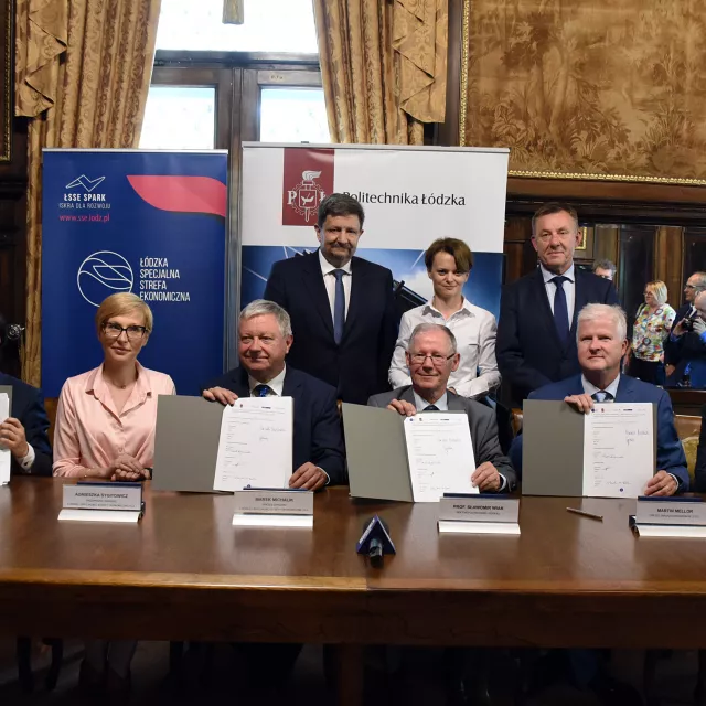 Sygnatariusze porozumienia w towarzystwie minister Jadwigi Emilewicz, marszałka województwa łódzkiego Grzegorza Schreibera i wicewojewody łódzkiego Karola Młynarczyka