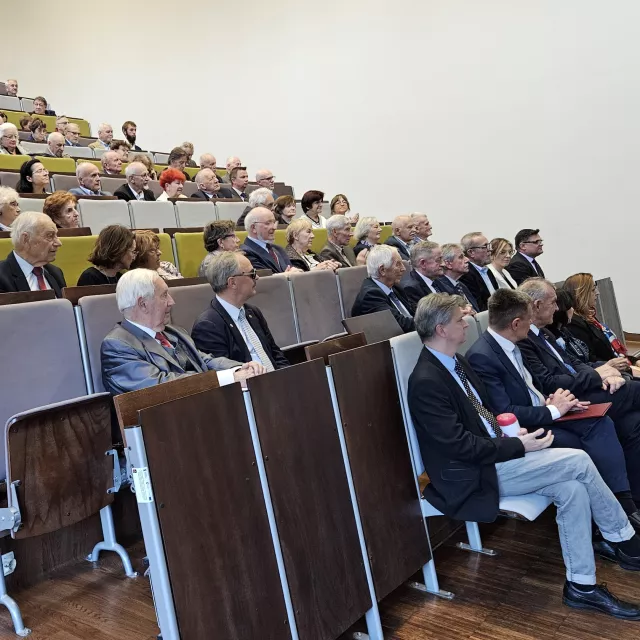 Sala wykładowa, w której siedzą uczestnicy spotkania