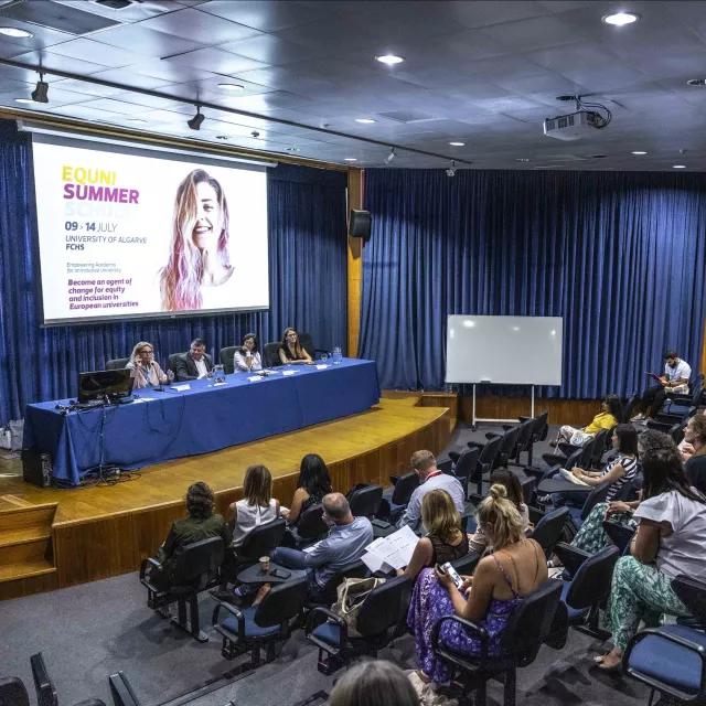 Grupa osób siedząca w sali konferencyjnej