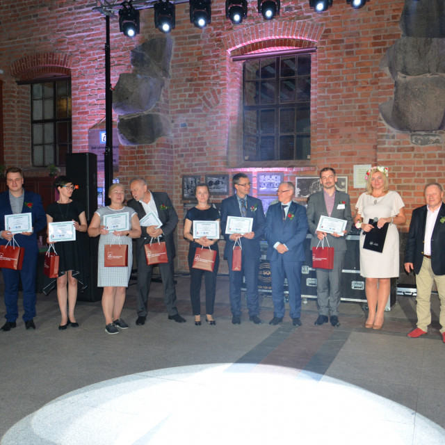 Laureaci konkursu na najlepszy referat wraz z wręczającymi nagrody prof. S. Wiakiem - Rektorem PŁ i prof. B. Nogalskim - przewodniczącym KNOiZ oraz przedstawicielami Komitetu Organizacyjnego