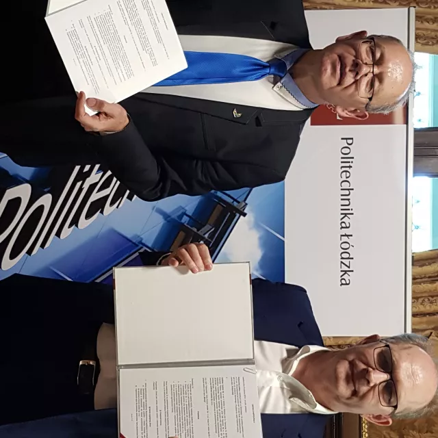 Sygnatariusze umowy: prorektor prof. Ireneusz Zbiciński oraz prezes Andrzej Wróbel