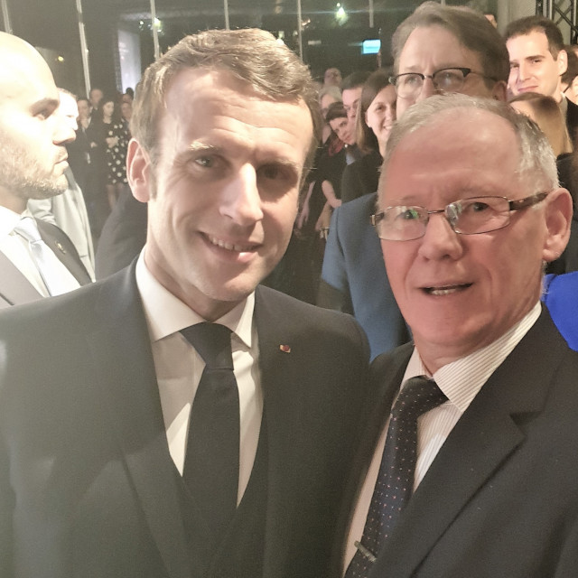 Prezydent Emanuel Macron i rektor prof. Sławomir Wiak rozmawiali w czasie uroczystego przyjęcie w Ambasadzie Francji w Polsce