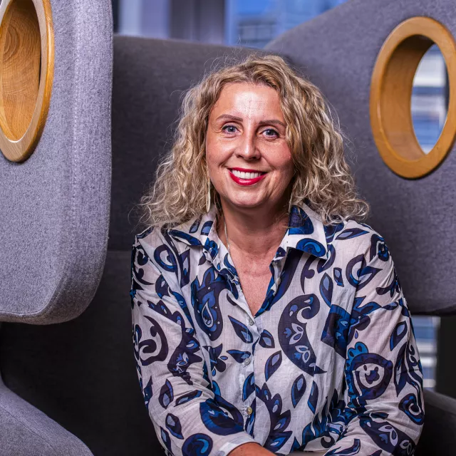 Usmiechnieta kobieta siedząca w fotelu