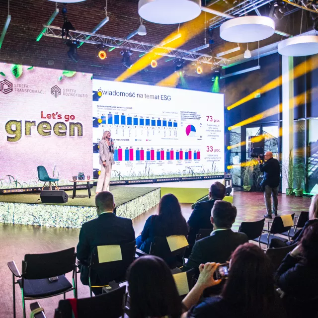 Kobieta prowadząca prezentację