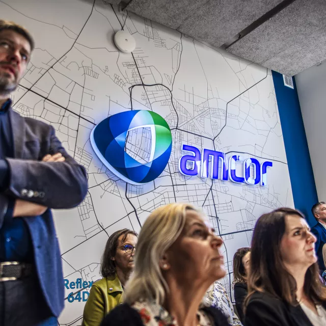 Jedną ze ścian zdobi logo firmy