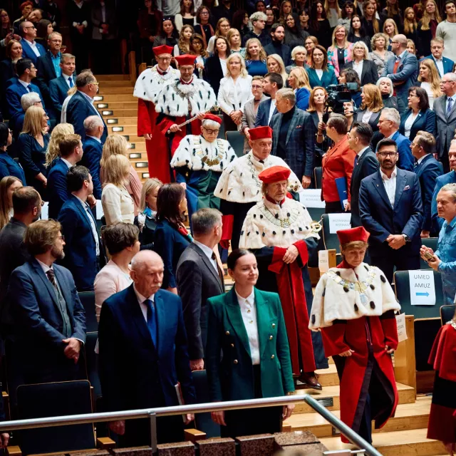 Przemarsz orszaku rektorów przez salę