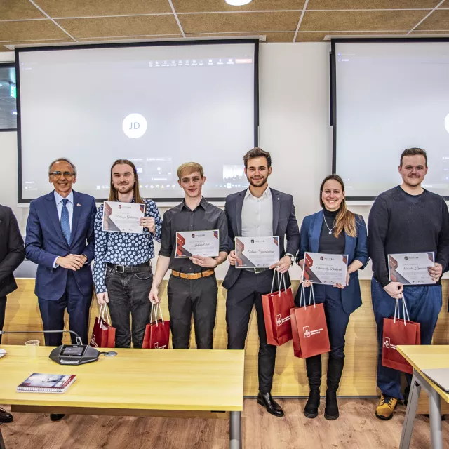 Grupa osób z dyplomami w ręku