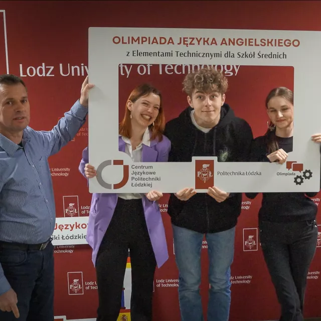 Uczestnicy Olimpiady pozują do pamiątkowej fotki w ramce