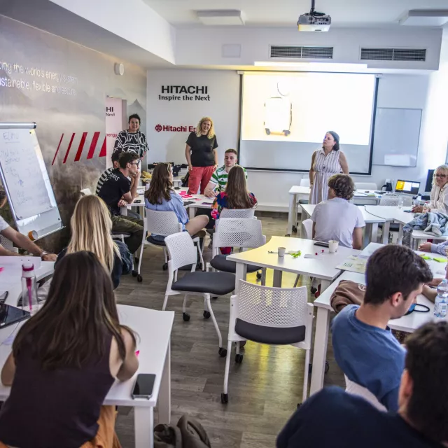 Grupa studentów w czasie zajęć w sali seminaryjnej