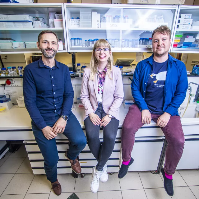 Autorzy nagrodzonej publikacji (od lewej): dr hab. inż. Bartosz Sekuła, dr inż. Agnieszka Pietrzyk-Brzezińska i mgr inż. Maciej Nielipiński w laboratorium badawczym