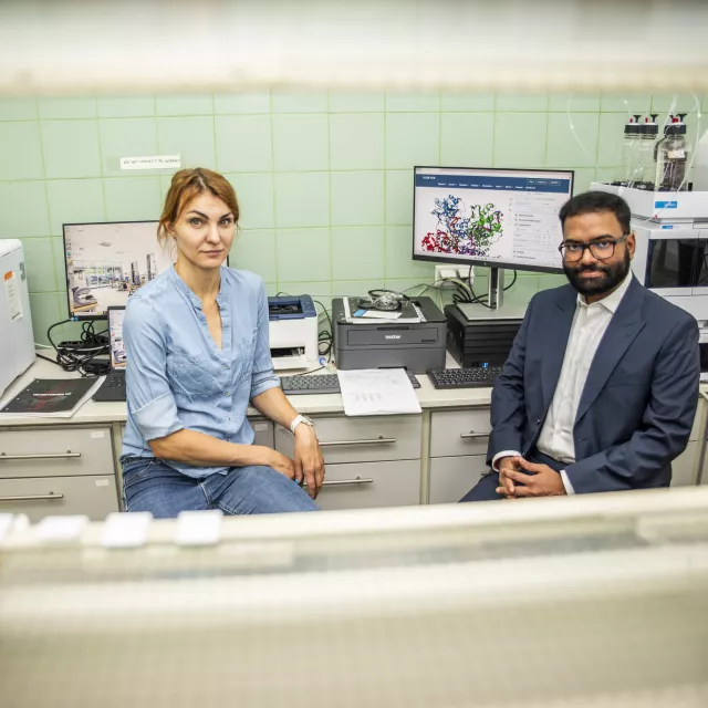 Dr hab. Vignesh Kumaravel i dr inż. Agnieszka Krzemińska-Kowalska w laboratorium