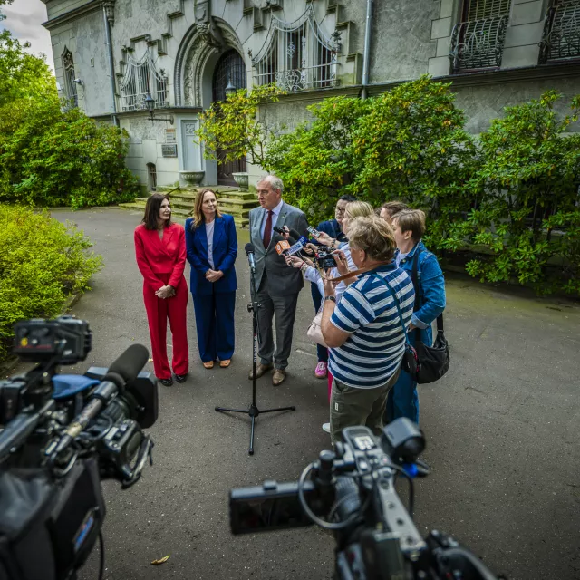 W czasie konferencji prasowej przed siedzibą rektoratu