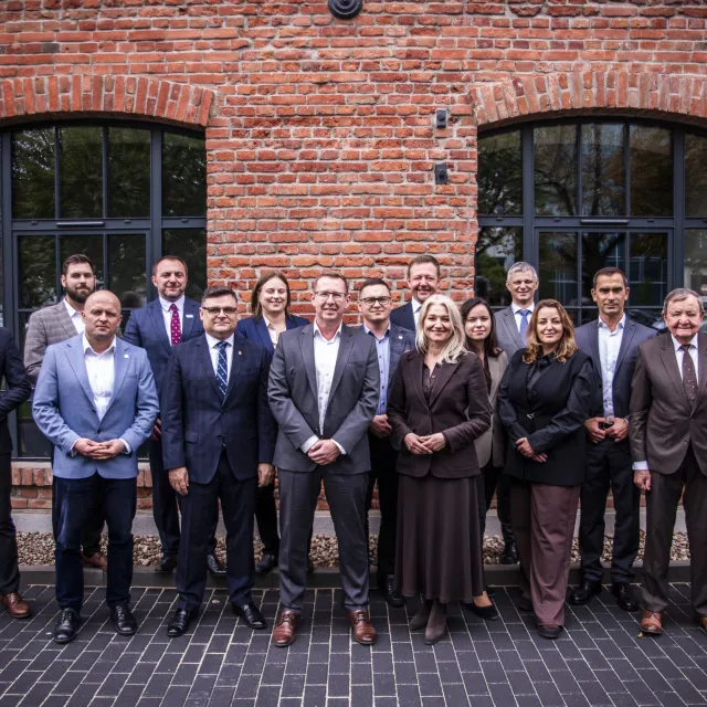 Rada Wizjonerów, pamiatkowe zdjęcie przed budynkiem Wydziału Mechanicznego