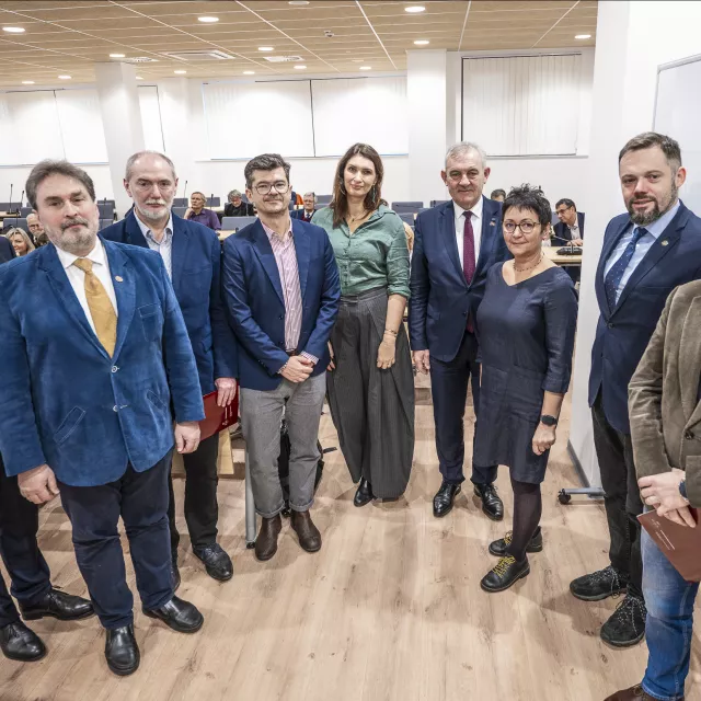 Naukowcy z nagrodzonych zespołów z przewodniczącą komisji, rektorem, który wręczał nagrody i prorektorem 