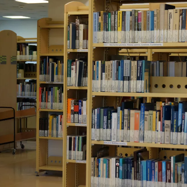 Biblioteka - regały z ksiązkami