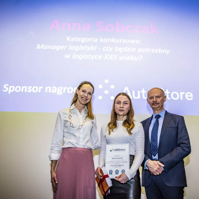 Laureatka nagrody z osobami wręczającymi dyplom