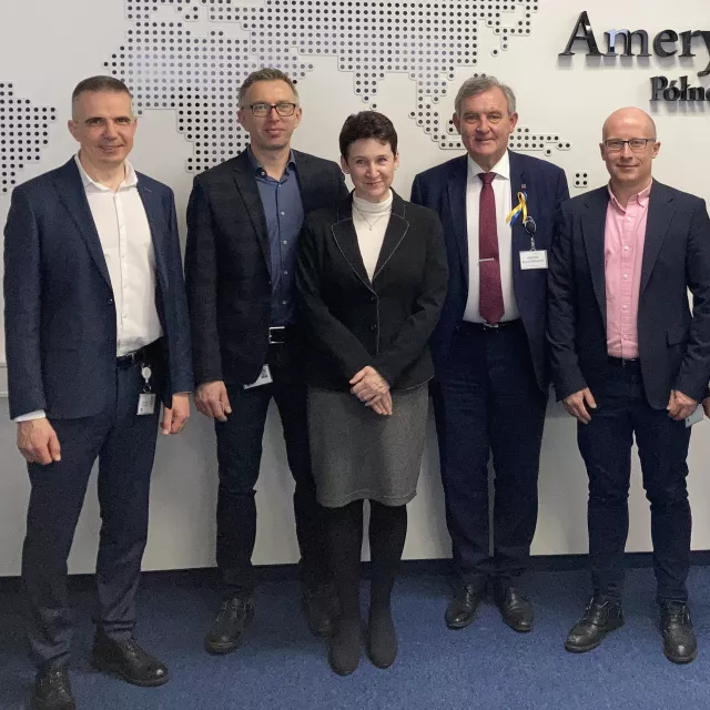 Dr hab. inż. Ewa Raj, prof. PŁ oraz (od lewej) dyrektorzy - Mariusz Bielawski i  Grzegorz Tosik, rektor prof. Krzysztof Jóżwik, dyrektor Łukasz Srogosz, EMEA manager Marek Gagis