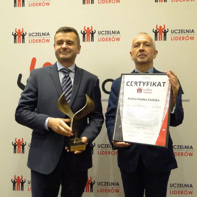 Prorektor PŁ ds. kształcenia dr hab. inż. Andrzej Romanowski ze statuetką Aurea Praxis dla rektora PŁ prof. krzysztofa Jóźwika obok przewodniczący Komisji Certyfikacyjnej prof. Dariusz Rott