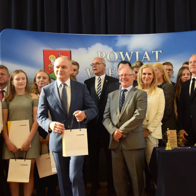 Rektor PŁ i prezes Wieltonu oraz uczniowie klasy politechnicznej