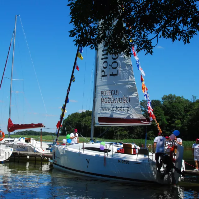 Jacht Gamma przy pomoście bazy w Rogantach. Stoja tam także jachty Alfa i Beta