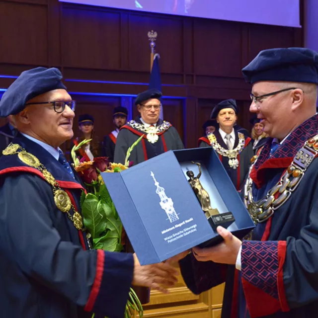 Prof. Jan Awrejcewicz jest 42. uczonym w historii PG, który został doktorem honoris causa tej uczelni. Naukowiec odebrał także statuetkę Alegorii Nauki przyznawaną przez PG zasłużonym dla uczelni i szkolnictwa wyższego.