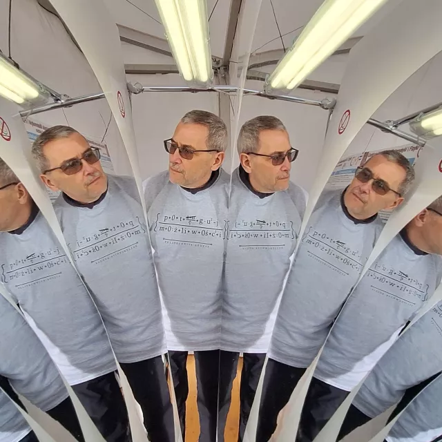 Odbicia twarzy w wielu lustrach