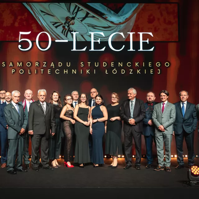 Grupa osób w róznym wieku pozuje do pamiątkowego zdjęcia