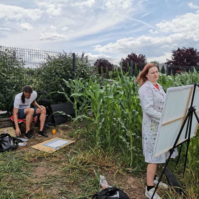 Grupa studentów architektury z PŁ podczas pracy plenerowej