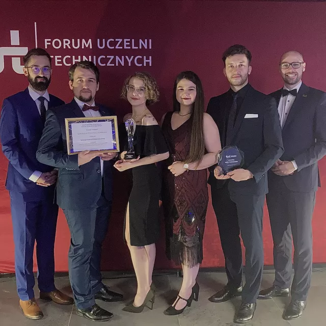 Wyróżnieni samorządowcy z PŁ, w środku Julia Chojnacka (z nagrodą) oraz Paula Leśniewska