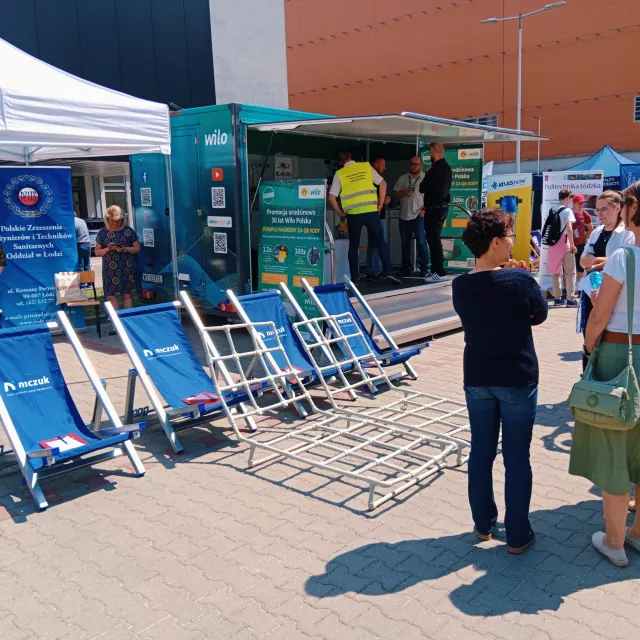 Leżaki skonrstuowane przez studentów