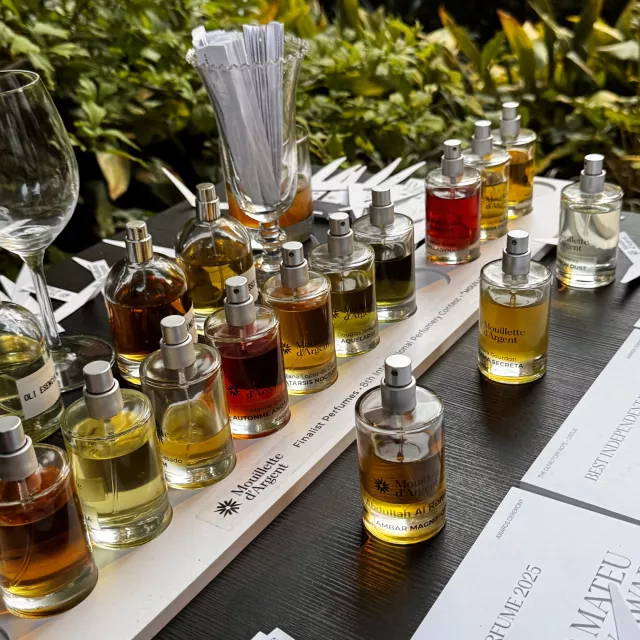 Buteleczki z perfumami wystawione do testowania