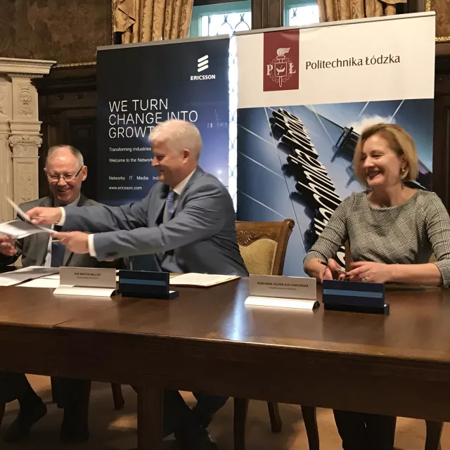 Sygnatariusze umowy: prof. Sławomir Wiak oraz z Zarządu Ericssona - Martin Mellor i Anna Olesiejuk-Chacińska