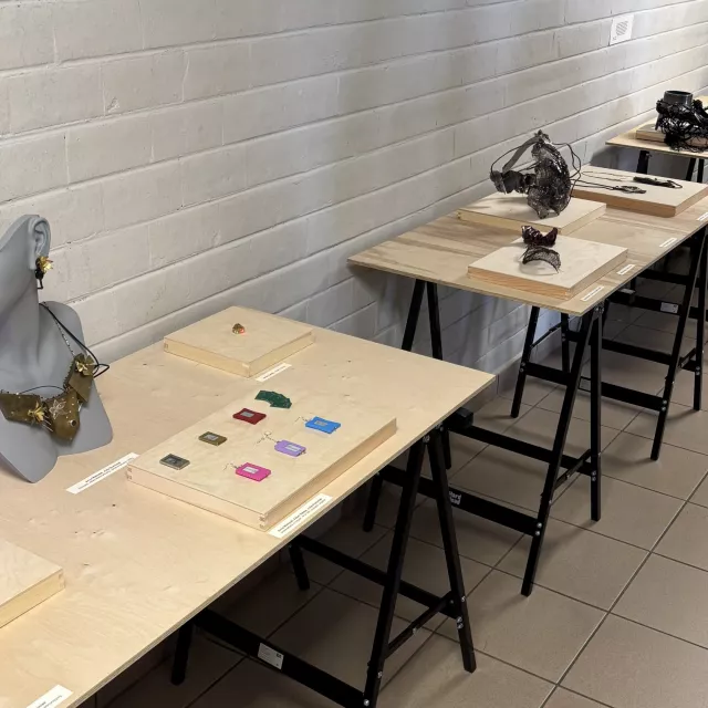 Na wystawie bizuterii w ASP